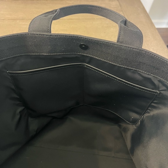 Almost New Burberry Horseferry Black Canvas Tote with Removable Shoulder Strap - Picture 7 of 9